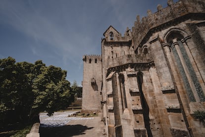 El monasterio de Leça do Balio (Oporto), sede la Fundación de la Librería Lello. A la izquierda, la instalación de 1.500 imágenes de ciudadanos anónimos que forma parte de la exposición 'Act the Thought', en una imagen cedida por la Fundación de la Librería Lello.