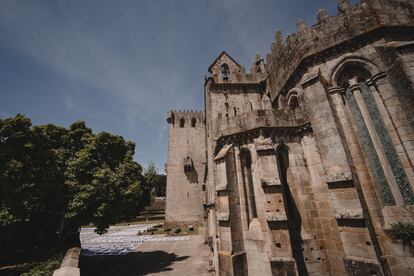 El monasterio de Leça do Balio (Oporto), sede la Fundación de la Librería Lello. A la izquierda, la instalación de 1.500 imágenes de ciudadanos anónimos que forma parte de la exposición 'Act the Thought', en una imagen cedida por la Fundación de la Librería Lello.