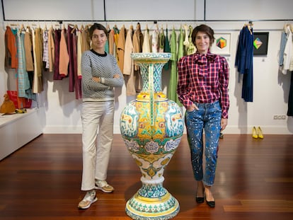 Valentina Suárez-Zuloaga y su madre, Margarita Ruyra de Andrade, creadoras de ES Fascinante, en el espacio de la tienda en la calle Conde de Aranda, 22.