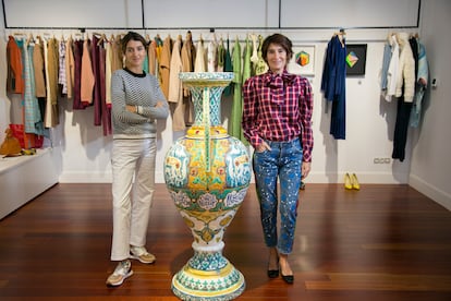 Valentina Suárez-Zuloaga y su madre, Margarita Ruyra de Andrade, creadoras de ES Fascinante, en el espacio de la tienda en la calle Conde de Aranda, 22.