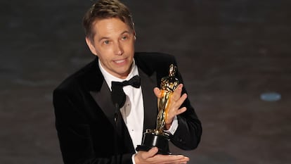 Sean Baker, triunfador de la noche de los Oscar, con una de las cinco estatuillas que ganó 'Anora', incluida mejor película.