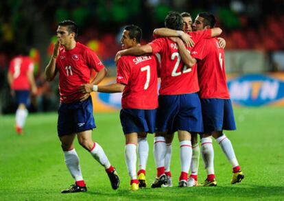 El chileno Mark González celebra con sus compañeros de selección el único gol marcado frente a Suiza, y que supune la victoria en el encuentro.