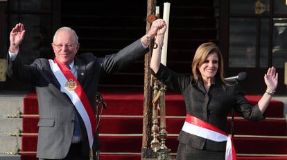 El presidente de Per&uacute;, Pedro Pablo Kuvzynski, y su nueva primera ministra, Mercedes Ar&aacute;oz.