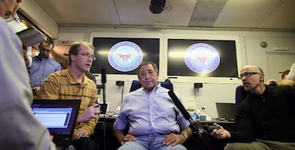 Leon Panetta atiende ayer a la prensa en un vuelo a Kirguizist&aacute;n.