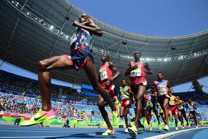 El britnico Mo Farah lidera la primera ronda de los 5000 m. 