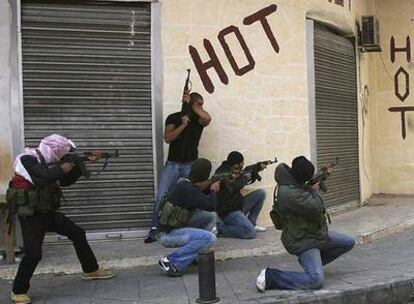 Milicianos de Hezbolá con metralletas toman posiciones en el barrio de Mazraa durante los combates de ayer en Beirut.