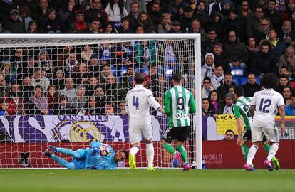 Keylor Navas intenta parar el balón, que tras escurrirsele, sería gol.