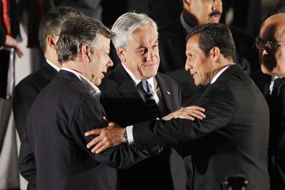 De izquierda a derecha, los presidentes de Colombia, Chile y Perú, en Lima el pasado abril.