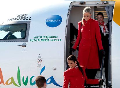Llegada al aeropuerto de Almería del vuelo inaugural de la ruta Sevilla-Almería.