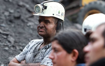 Un minero espera durante la búsqueda de sobrevivientes.