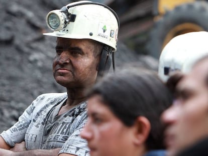 Un minero espera durante la búsqueda de sobrevivientes.