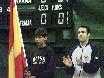 Nadal, con 14 años, junto a Corretja en la final de la Davis de 2000.