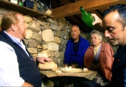 Mario Battalli degustando sidra de elaboración artesanal en plenos Picos de Europa