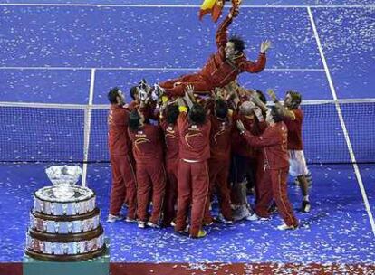 El equipo español mantea a su capitán, Emilio Sánchez Vicario, tras ganar la Copa Davis en Argentina.