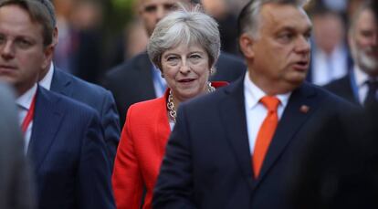 La primera ministra británica Theresa May llega a la sesión de la cumbre de UE, este jueves en Salzburgo.
