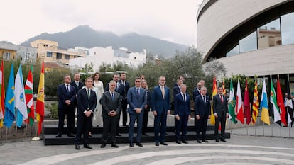 El rey Felipe, acompañado por el presidente del Gobierno, Pedro Sánchez, y el presidente del Senado, Ander Gil, posa para la foto de familia con los presidentes autonómicos el pasado 13 de marzo en La Palma.