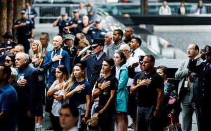 Varias personas rinden homenaje a las víctimas de los atentados del 11 de septiembre, en Nueva York (EE UU).