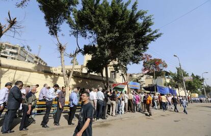 People wait in line before the opening of a polling station during a Egyptian presidential election in Cairo May 26, 2014. Egyptians voted on Monday in the election expected to install army chief Abdel Fatah al-Sisi as president, with supporters brushing aside concerns about political freedom and hailing him as the strong leader the country needs.  REUTERS/Amr Abdallah Dalsh  (EGYPT - Tags: POLITICS ELECTIONS CIVIL UNREST)