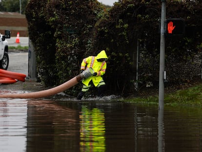 Trabajadores intentan despejar un área inundada en Long Beach, California, Estados Unidos, el 1 de febrero 2024.