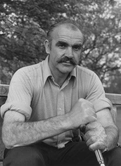 Sean Connery en 1974, año en que se estrenó 'Zardoz', descansando durante un partido de golf.