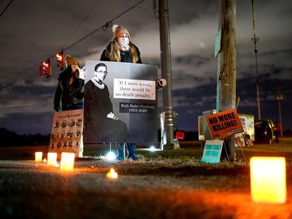 Una activista contraria a la pena de muerte se manifiesta fuera del centro penitenciario de Terre-Haute, Indiana, este viernes.