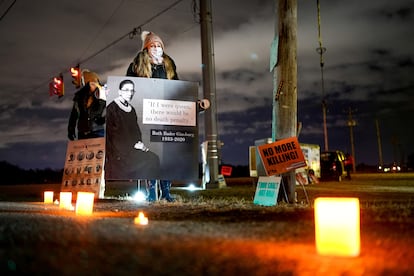 Una activista contraria a la pena de muerte se manifiesta fuera del centro penitenciario de Terre-Haute, Indiana, este viernes.