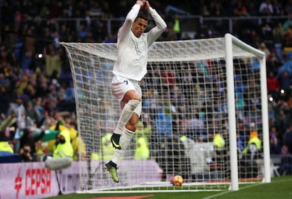 Cristiano Ronaldo celebra un gol contra el Sporting de Gijón, el 26 de noviembre de 2016, en el estadio Santiago Bernabeu.
