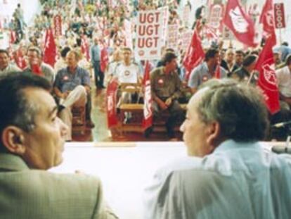 Julio Ruiz y Manuel Pastrana, ayer, en una asamblea de delegados convocada en Puerto Real con motivo del 20-J.