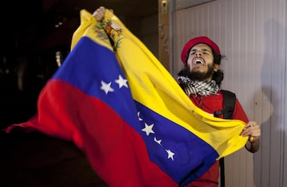 Un partidario del presidente Hugo Ch&aacute;vez,con una bandera venezolana frente a la embajada de Venezuela en la ciudad de M&eacute;xico.