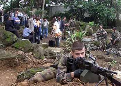 Fuerzas especiales francesas reúnen al personal de la UE y la ONU para evacuarlo de Monrovia en helicóptero.