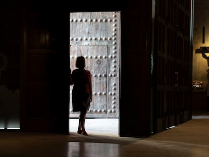 La mujer que acusa al sacerdote Jordi Senabre, en una iglesia de Barcelona.