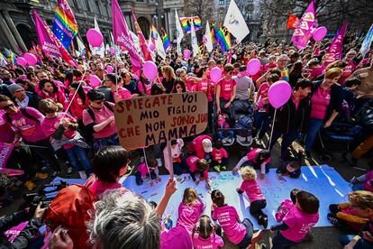 Manifestación en Milán de familias homoparentales contra la decisión del Gobierno de Meloni de impedir el registro de ambos padres.