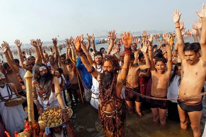 Sadhus o monje hindú y devotos rezan mientras toman un baño sagrado en Sangam, la confluencia de los ríos Ganges, Yamuna y Saraswati, durante el festival 'Magh Mela' en Allahabad (India).