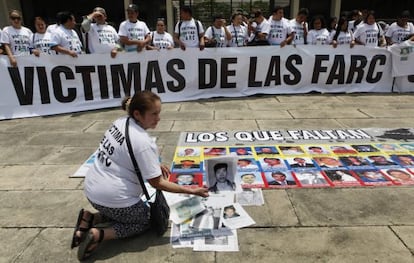 Protesta durante el Foro Nacional sobre v&iacute;ctimas.