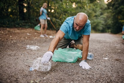 Un hombre recoge basura