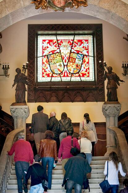 Los visitantes acceden por la entrada principal del edificio, presidida por el escudo de la familia Pardo Bazán, el 25 de marzo de 2011.