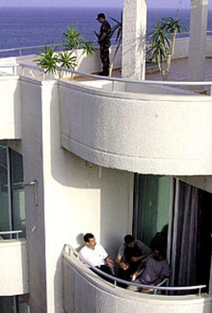 Tres de los 13 palestinos deportados, en un hotel de Larnaca.
