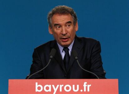 François Bayrou, líder del partido centrista Movimiento Democrático, participa en una rueda de prensa en la sede de su organización en París.