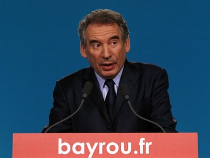 François Bayrou, líder del partido centrista Movimiento Democrático, participa en una rueda de prensa en la sede de su organización en París.