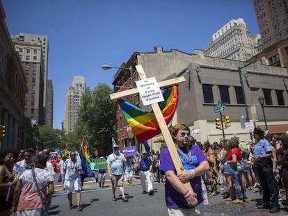 Ativista carrega cartaz "em memória das vítimas da boate Pulse" durante desfile do Orgulho Gay na Filadélfia.