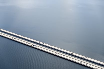 Uno de los últimos hitos de la ingeniería contemporánea ha sido el nuevo puente sobre el lago Washington de la carretera estatal SR520, inaugurado en 2016, que une las ciudades de Seattle y Bellevue y sustituye a su predecesor, de 1963. Es más ancho, con un carril para bicicletas y peatones, y el más largo del mundo de su categoría. Una enorme serpiente sobre el agua cuya estructura está reforzada con pontones de estabilidad y que en 2017 se ha llevado el Premio Nacional de Ingeniería de Estados Unidos.