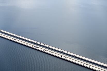 Uno de los últimos hitos de la ingeniería contemporánea ha sido el nuevo puente sobre el lago Washington de la carretera estatal SR520, inaugurado en 2016, que une las ciudades de Seattle y Bellevue y sustituye a su predecesor, de 1963. Es más ancho, con un carril para bicicletas y peatones, y el más largo del mundo de su categoría. Una enorme serpiente sobre el agua cuya estructura está reforzada con pontones de estabilidad y que en 2017 se ha llevado el Premio Nacional de Ingeniería de Estados Unidos.