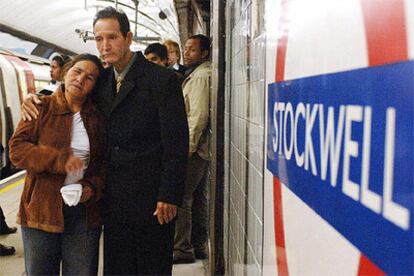 Matuzinhos Otone da Silva consuela a su mujer, María Otone de Menezes, durante su visita a la estación de Stockwell.