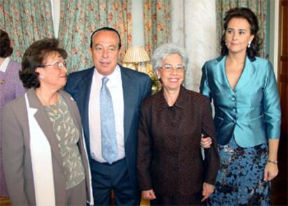 Curro Romero y Carmen Tello posan junto a las hermanas del diestro tras la celebración de su boda.