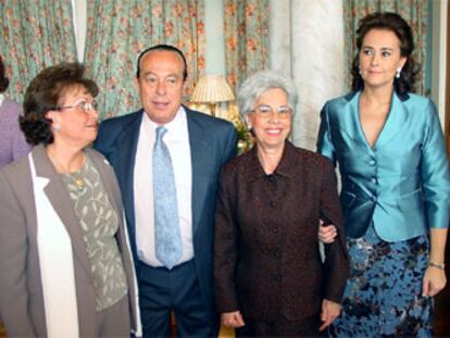 Curro Romero y Carmen Tello posan junto a las hermanas del diestro tras la celebración de su boda.