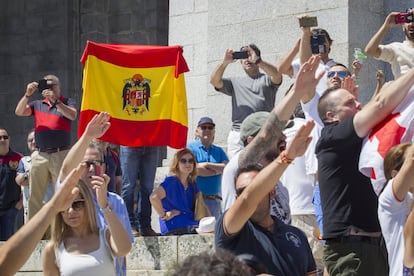 Varias personas hacen el saludo fascista, durante una protesta contra la intención del Gobierno de exhumar los restos del dictador Francisco Franco, a la que instó el pasado mes de mayo en una votación el Congreso.