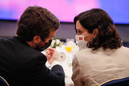 Casado y Ayuso, el martes durante la conferencia del alcalde de Madrid, José Luis Martínez Almeida. 