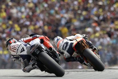 Lorenzo persigue a Pedrosa durante el Gran Premio de Alemania en el circuito de Sachsenring.