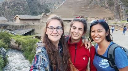 Nathaly Salazar Ayala, a la derecha, en una fotografía tomada durante el viaje.