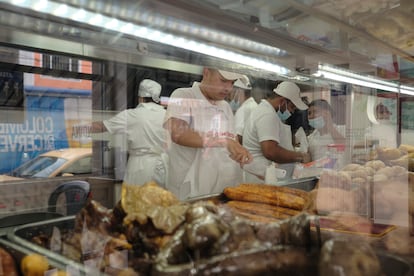 Trabajadores del piqueteadero Doña Segunda detrás del mostrador.